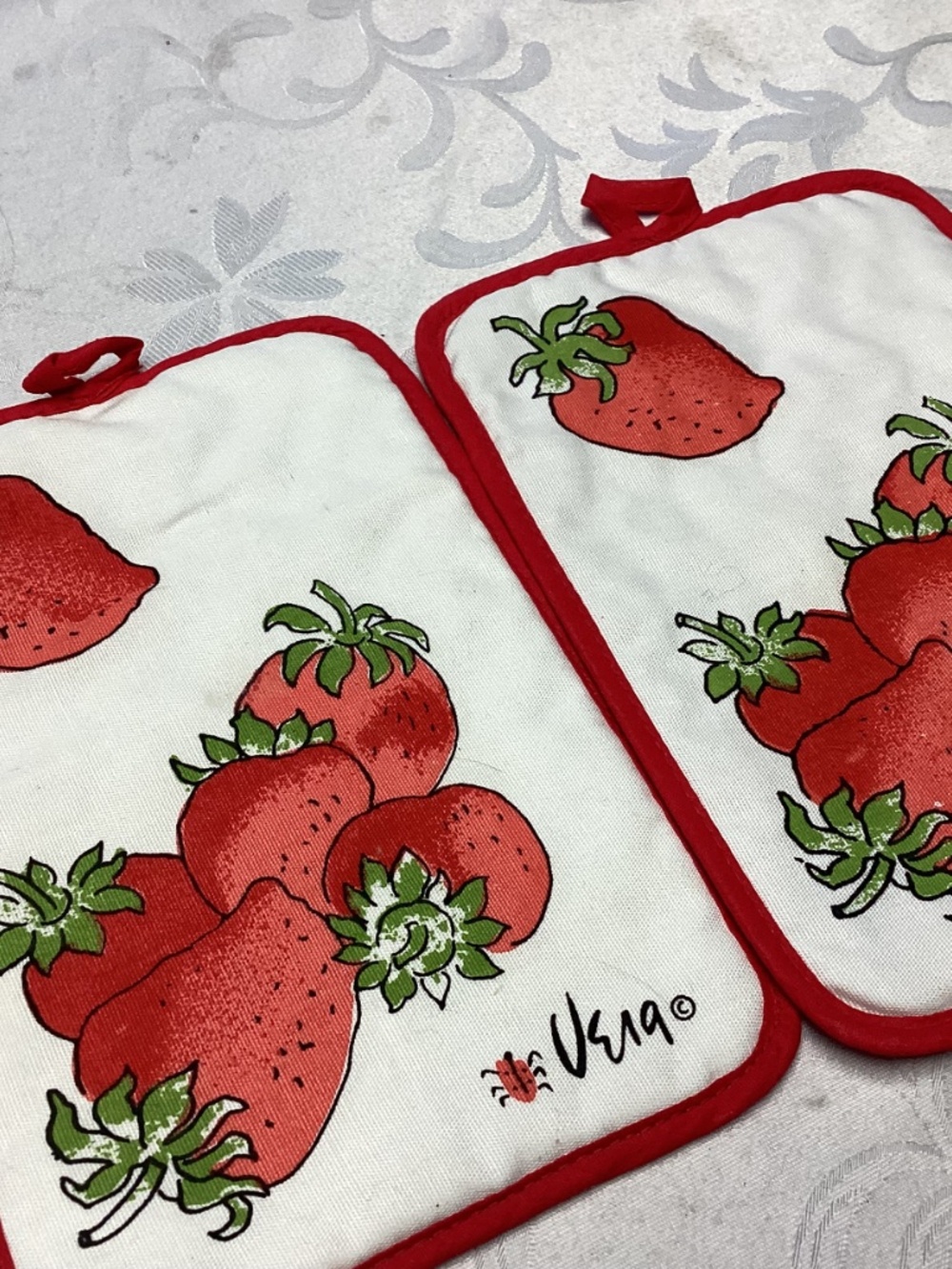 VERA NEUMAN RARE RARE RARE !STRAWBERRY POT HOLDERS - Picture 2 of 8